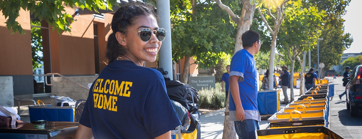 Image of volunteer working on move-in day
